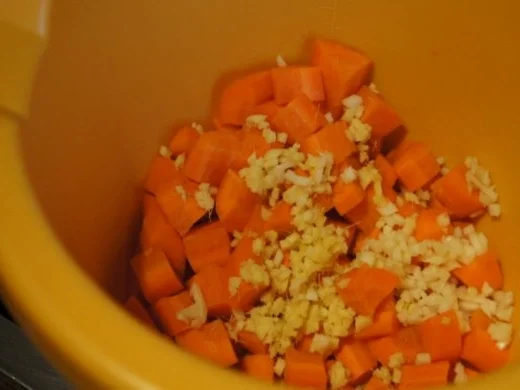 Rezept: Ingwer-Knoblauch-Möhren-Suppe Bild Nr. 3 Ingwer-Knoblauch-Möhren-Suppe - Rezept - Bild Nr. 3