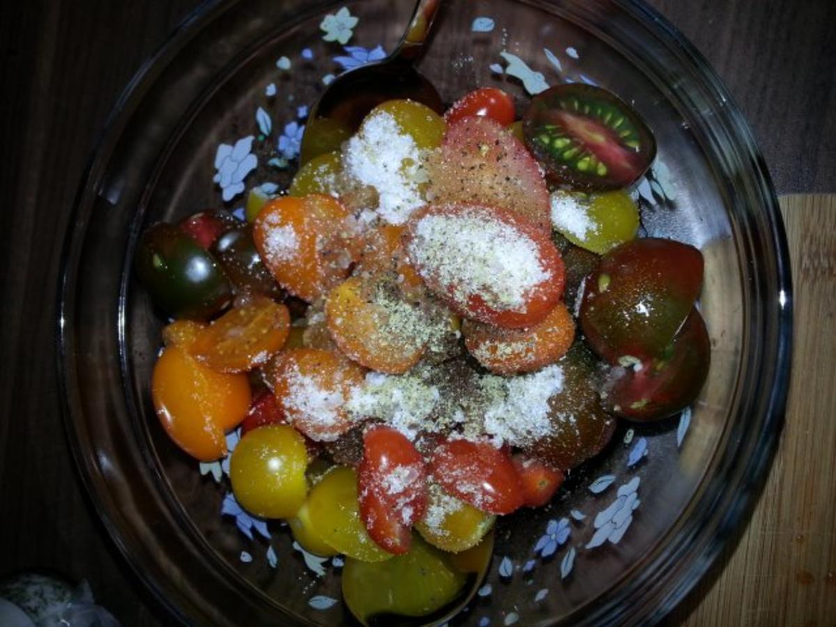 Eingelegter Mozarella an buntem Tomatenbett - Rezept - Bild Nr. 6