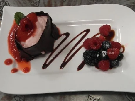 Rezept: Himbeermousse im Zartbitterschokoladenmantel & Himbeersoße mit erlesenen Beeren Himbeermousse im Zartbitterschokoladenmantel & Himbeersoße mit erlesenen Beeren - Rezept