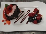 Himbeermousse im Zartbitterschokoladenmantel & Himbeersoße mit erlesenen Beeren - Rezept