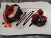Himbeermousse im Zartbitterschokoladenmantel & Himbeersoße mit erlesenen Beeren - Rezept