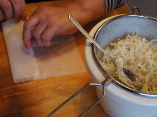 Frühlingsrollen mit Weißkrautsalat-Meerrettich-Füllung - Rezept - Bild Nr. 5