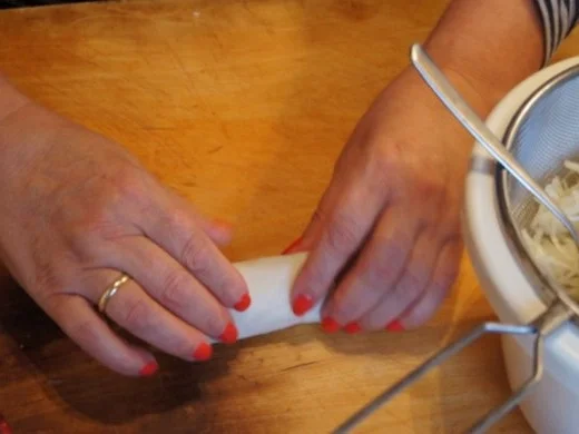 Frühlingsrollen mit Weißkrautsalat-Meerrettich-Füllung - Rezept - Bild Nr. 9