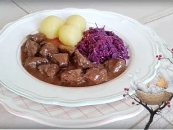 Rezept: Hirschgulasch mit Rotkohl und Kartoffelklößen Hirschgulasch mit Rotkohl und Kartoffelklößen - Rezept
