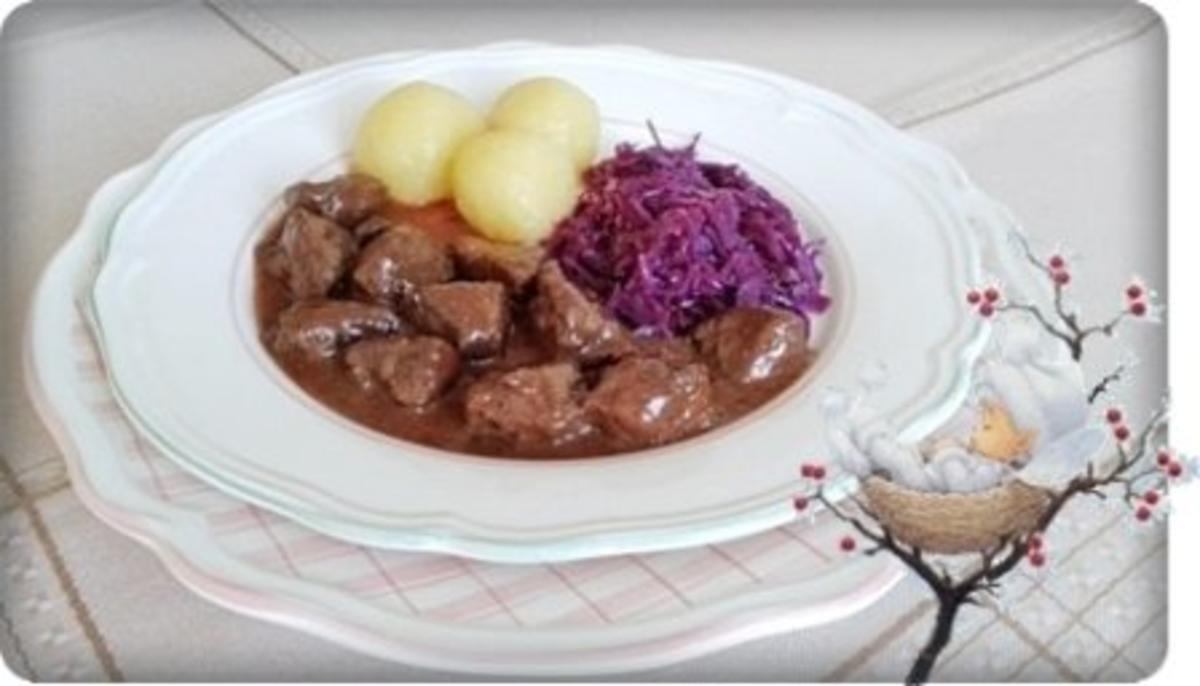 Bilder für Hirschgulasch mit Rotkohl und Kartoffelklößen - Rezept