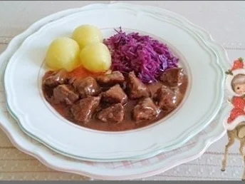 Rezept: Hirschgulasch mit Rotkohl und Kartoffelklößen Bild Nr. 22 Hirschgulasch mit Rotkohl und Kartoffelklößen - Rezept - Bild Nr. 22