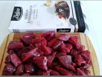 Rezept: Hirschgulasch mit Rotkohl und Kartoffelklößen Bild Nr. 3 Hirschgulasch mit Rotkohl und Kartoffelklößen - Rezept - Bild Nr. 3