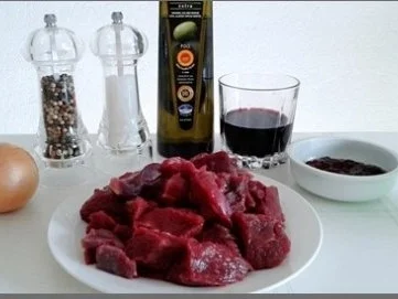 Rezept: Hirschgulasch mit Rotkohl und Kartoffelklößen Bild Nr. 4 Hirschgulasch mit Rotkohl und Kartoffelklößen - Rezept - Bild Nr. 4