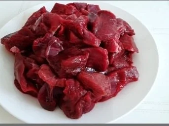 Rezept: Hirschgulasch mit Rotkohl und Kartoffelklößen Bild Nr. 5 Hirschgulasch mit Rotkohl und Kartoffelklößen - Rezept - Bild Nr. 5