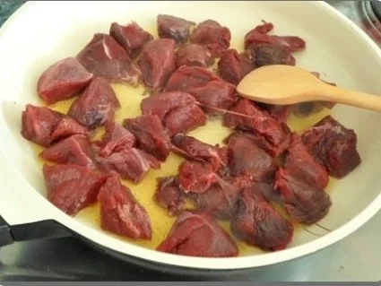 Rezept: Hirschgulasch mit Rotkohl und Kartoffelklößen Bild Nr. 6 Hirschgulasch mit Rotkohl und Kartoffelklößen - Rezept - Bild Nr. 6