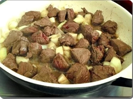 Rezept: Hirschgulasch mit Rotkohl und Kartoffelklößen Bild Nr. 7 Hirschgulasch mit Rotkohl und Kartoffelklößen - Rezept - Bild Nr. 7