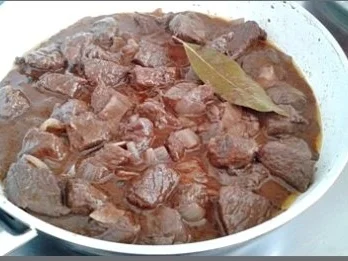 Rezept: Hirschgulasch mit Rotkohl und Kartoffelklößen Bild Nr. 8 Hirschgulasch mit Rotkohl und Kartoffelklößen - Rezept - Bild Nr. 8