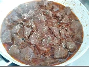 Rezept: Hirschgulasch mit Rotkohl und Kartoffelklößen Bild Nr. 9 Hirschgulasch mit Rotkohl und Kartoffelklößen - Rezept - Bild Nr. 9