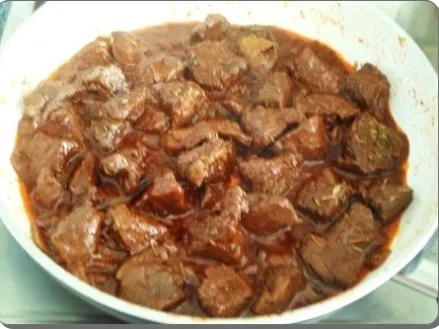 Rezept: Hirschgulasch mit Rotkohl und Kartoffelklößen Bild Nr. 10 Hirschgulasch mit Rotkohl und Kartoffelklößen - Rezept - Bild Nr. 10