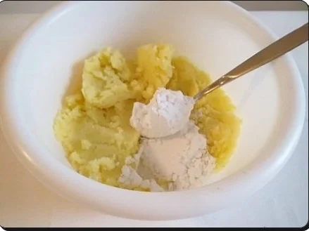 Rezept: Hirschgulasch mit Rotkohl und Kartoffelklößen Bild Nr. 17 Hirschgulasch mit Rotkohl und Kartoffelklößen - Rezept - Bild Nr. 17