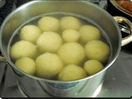 Rezept: Hirschgulasch mit Rotkohl und Kartoffelklößen Bild Nr. 18 Hirschgulasch mit Rotkohl und Kartoffelklößen - Rezept - Bild Nr. 18