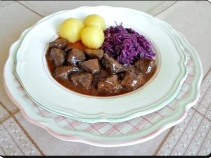 Rezept: Hirschgulasch mit Rotkohl und Kartoffelklößen Bild Nr. 19 Hirschgulasch mit Rotkohl und Kartoffelklößen - Rezept - Bild Nr. 19