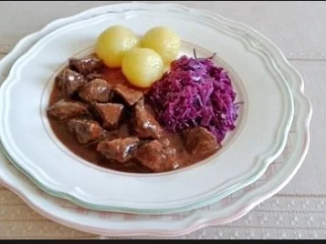Rezept: Hirschgulasch mit Rotkohl und Kartoffelklößen Bild Nr. 20 Hirschgulasch mit Rotkohl und Kartoffelklößen - Rezept - Bild Nr. 20