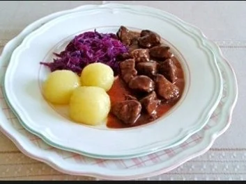 Rezept: Hirschgulasch mit Rotkohl und Kartoffelklößen Bild Nr. 2 Hirschgulasch mit Rotkohl und Kartoffelklößen - Rezept - Bild Nr. 2