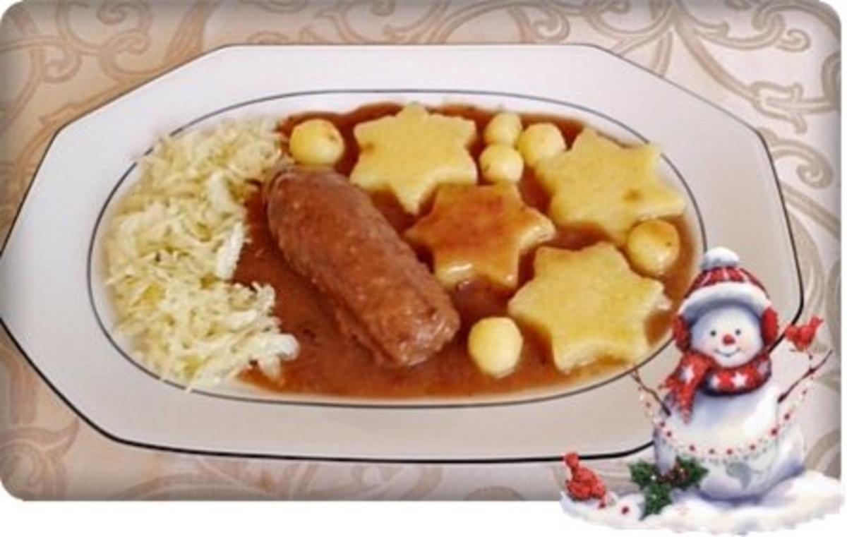 Geschmorte Rinderrouladen mit Klößen in Sternform, nappiert mit  Maronensauce. - Rezept 