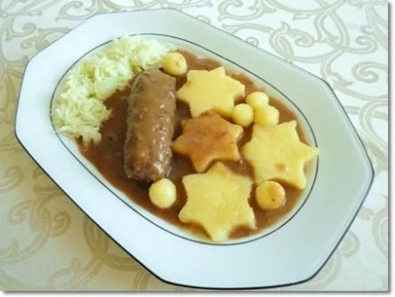 Geschmorte Rinderrouladen mit  Klößen in Sternform, nappiert mit  Maronensauce. - Rezept - Bild Nr. 2