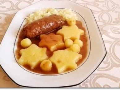 Geschmorte Rinderrouladen mit  Klößen in Sternform, nappiert mit  Maronensauce. - Rezept - Bild Nr. 3