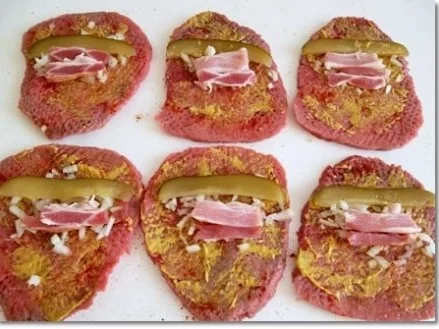 Geschmorte Rinderrouladen mit  Klößen in Sternform, nappiert mit  Maronensauce. - Rezept - Bild Nr. 5