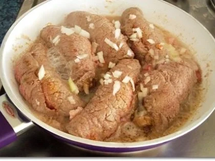 Geschmorte Rinderrouladen mit  Klößen in Sternform, nappiert mit  Maronensauce. - Rezept - Bild Nr. 7