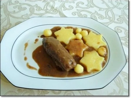 Geschmorte Rinderrouladen mit  Klößen in Sternform, nappiert mit  Maronensauce. - Rezept - Bild Nr. 24