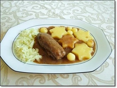 Geschmorte Rinderrouladen mit  Klößen in Sternform, nappiert mit  Maronensauce. - Rezept - Bild Nr. 25