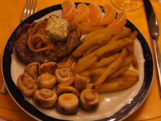 Rostbeef mit Champignons, Zwiebelringen und Pommesfrites - Rezept