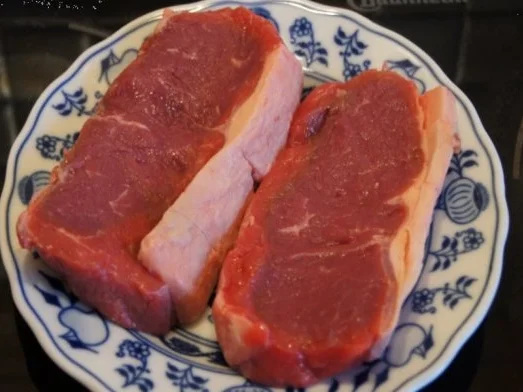 Rostbeef mit Champignons, Zwiebelringen und Pommesfrites - Rezept - Bild Nr. 2