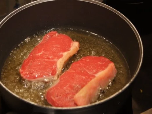Rostbeef mit Champignons, Zwiebelringen und Pommesfrites - Rezept - Bild Nr. 3