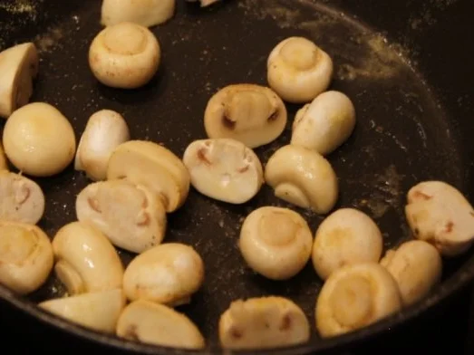 Rostbeef mit Champignons, Zwiebelringen und Pommesfrites - Rezept - Bild Nr. 6