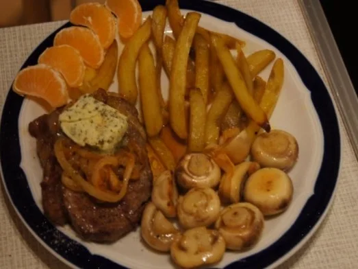 Rostbeef mit Champignons, Zwiebelringen und Pommesfrites - Rezept - Bild Nr. 13