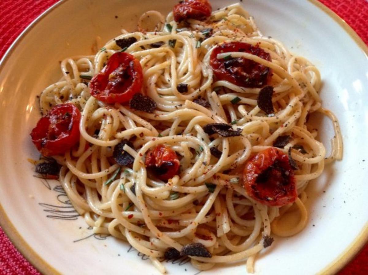 Spaghetti mit Trüffel, halbgetrockneten Kirschtomaten und
Orangen-Sahnesoße - Rezept Durch
