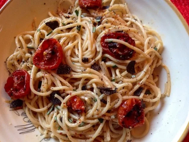 Spaghetti mit Trüffel, halbgetrockneten Kirschtomaten und Orangen-Sahnesoße - Rezept - Bild Nr. 3