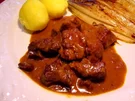 Gulasch halb Rind, halb Schwein - Rezept