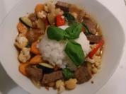 würzig-scharfe Thaipfanne mit Basilikum und Reis - Rezept