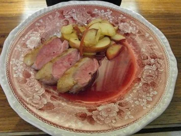 Rezept: Entenbrust mit Cranberrysauce und karamellisierten Apfelspalten Entenbrust mit Cranberrysauce und karamellisierten Apfelspalten - Rezept