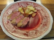 Entenbrust mit Cranberrysauce und karamellisierten Apfelspalten - Rezept