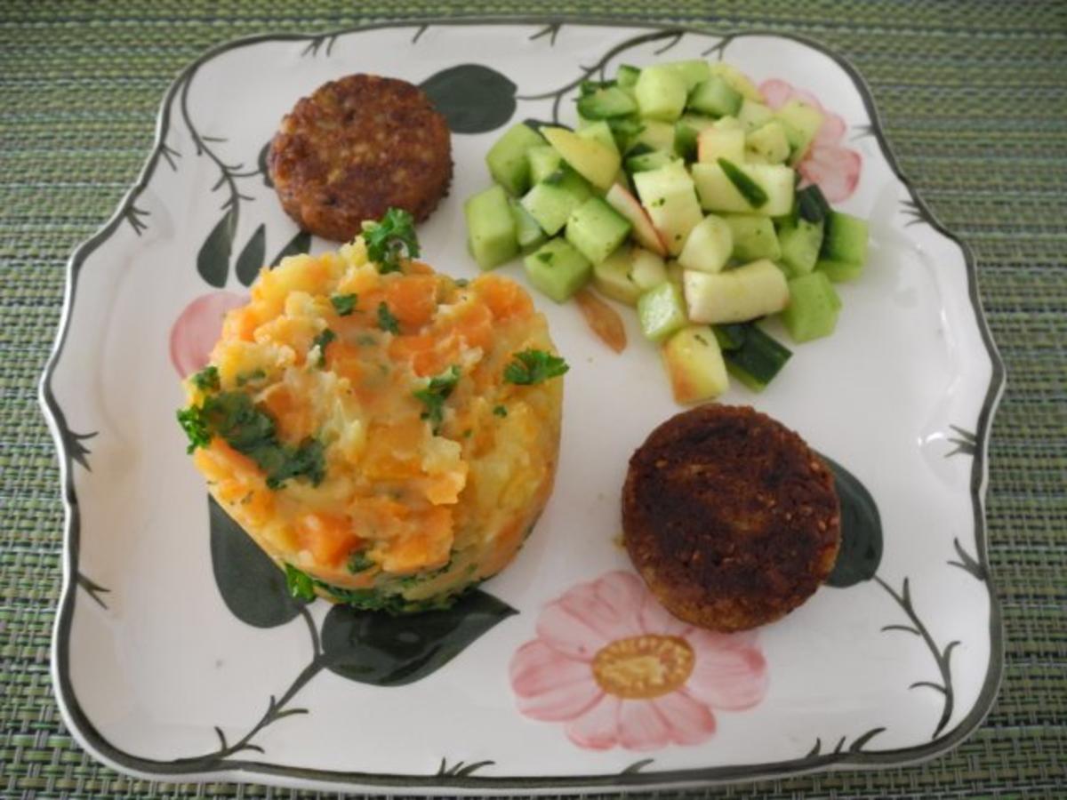 Karotten-Kartoffelstampf mit Petersilie / Grünkernbratlinge / Gurken-Apfel-Salat - Rezept