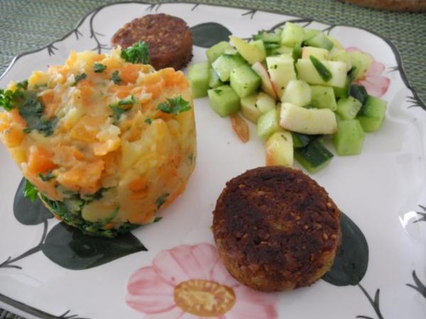 Karotten-Kartoffelstampf mit Petersilie / Grünkernbratlinge / Gurken