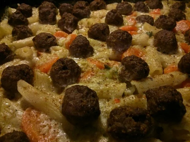 Nudel-Gemüseauflauf mit Hackbällchen - Rezept