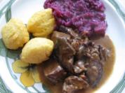 Dahmhirschgulasch mit Kartoffel-Nocken und Rotkohl - Rezept