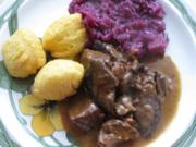 Dahmhirschgulasch mit Kartoffel-Nocken und Rotkohl - Rezept