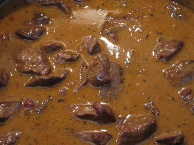 Dahmhirschgulasch mit Kartoffel-Nocken und Rotkohl - Rezept - Bild Nr. 2