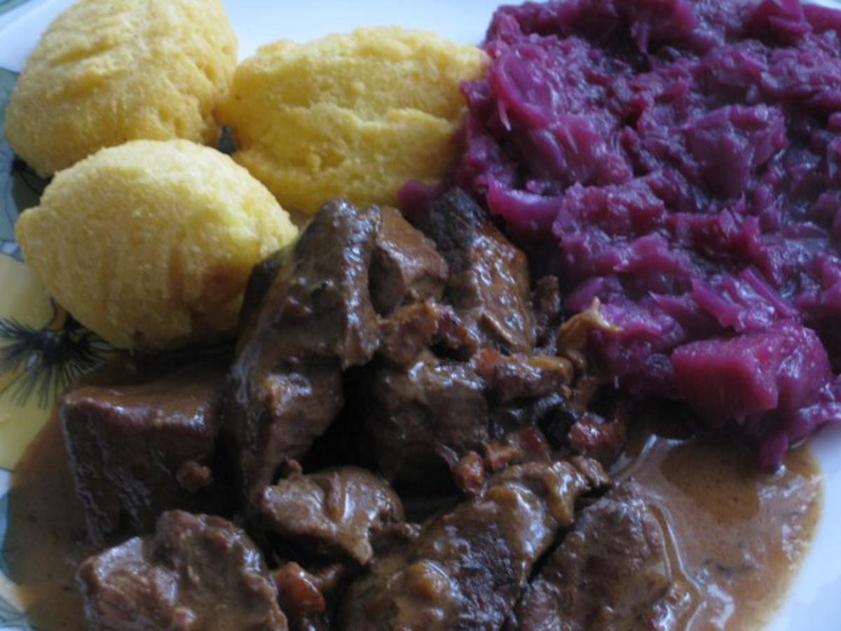 Dahmhirschgulasch mit Kartoffel-Nocken und Rotkohl - Rezept - Bild Nr. 3