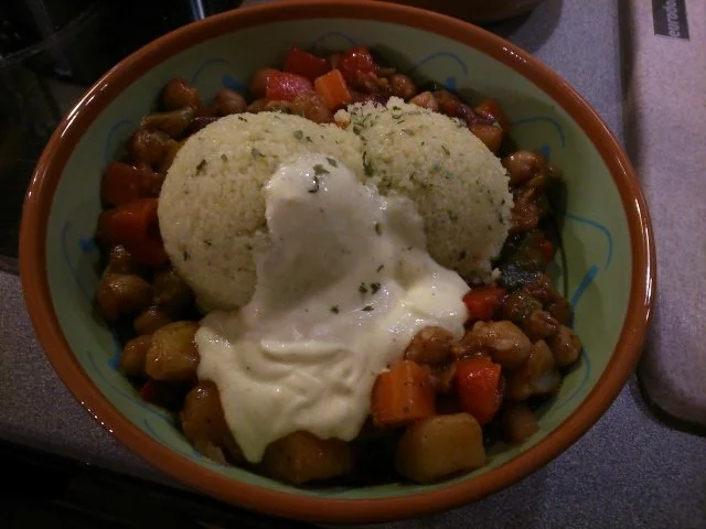 Rezept: Couscous mit Kichererbsengemüse und Safransahne Couscous mit Kichererbsengemüse und Safransahne - Rezept