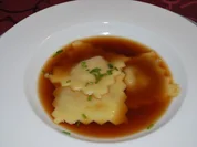 Rezept: Waldpilzconsommรฉ mit Ricotta-Walnuss-Ravioli Waldpilzconsommรฉ mit Ricotta-Walnuss-Ravioli - Rezept